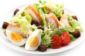 Saláta „Caesar” csirke, klasszikus recept, mely összetevők szükségesek, és melyek azok biztonságosan