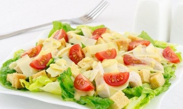 Saláta „Caesar” csirke, klasszikus recept, mely összetevők szükségesek, és melyek azok biztonságosan
