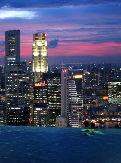A legmagasabb medence a világon a tetőn egy felhőkarcoló a Marina Bay Sands Skypark, Szingapúr - utazási