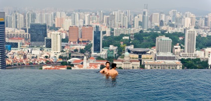 A legmagasabb medence a világon a tetőn egy felhőkarcoló a Marina Bay Sands Skypark, Szingapúr - utazási