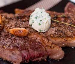 Ribeye steak egy serpenyőben, mint a főzés Akadémia T-csont (rib eye) Ribeye steak egy serpenyőben, mint a főzés Akadémia T-csont