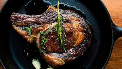 Ribeye steak egy serpenyőben, mint a főzés Akadémia T-csont (rib eye) Ribeye steak egy serpenyőben, mint a főzés Akadémia T-csont