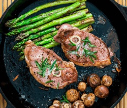 Ribeye steak egy serpenyőben, mint a főzés Akadémia T-csont (rib eye) Ribeye steak egy serpenyőben, mint a főzés Akadémia T-csont