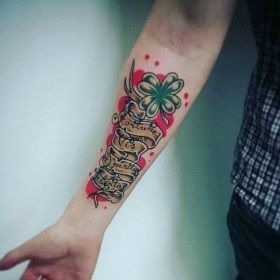 Clover tetoválás értelmében - a szó egy szimbólum, a lányok és fiúk