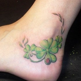 Clover tetoválás értelmében - a szó egy szimbólum, a lányok és fiúk