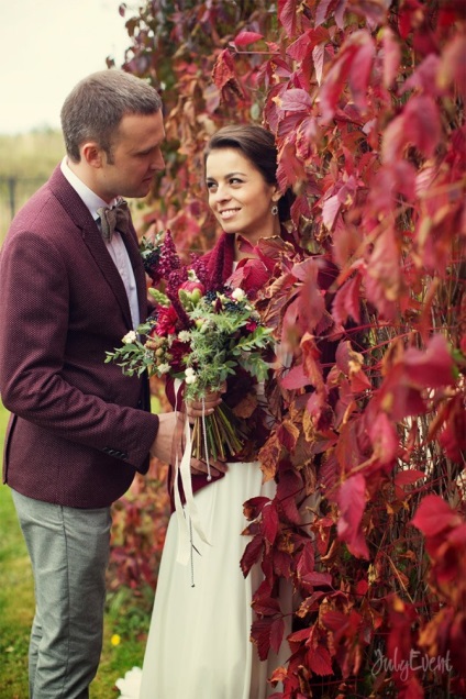 Tatiana és Anton esküvői bordó szín