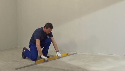 Csemperagasztás az átlós a padlóra a kezüket (fotó, videó)
