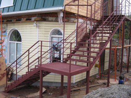 Kültéri lépcső a második emeleten a jellemzőit és típusait