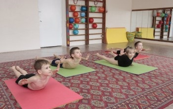 Gyakorlatok a gyermekek óvodai és iskolás korú képződését helyes testtartás, erősítése (képződés) Gyakorlatok az óvodai és iskolás korú gyermekek alkotó helyes testtartás, erősíti