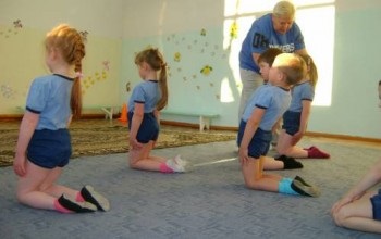 Gyakorlatok az óvodai és iskolás korú gyermekek alkotó helyes testtartás, erősíti
