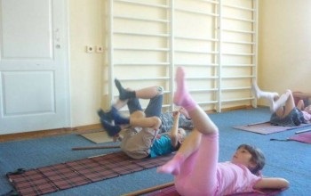 Gyakorlatok a gyermekek óvodai és iskolás korú képződését helyes testtartás, erősítése (gyakorlatok) Gyakorlatok az óvodai és iskolás korú gyermekek alkotó helyes testtartás, erősíti