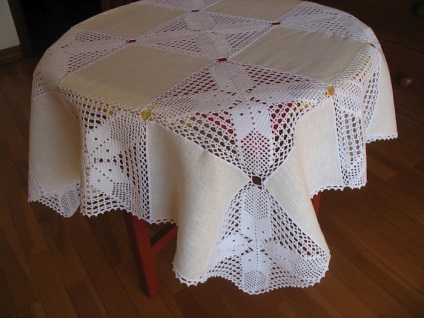 Kötött horgolt terítő egy ünnepi asztal