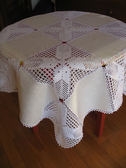 Kötött horgolt terítő egy ünnepi asztal
