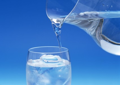 Fagyott víz a helyes tisztítási és befagyasztására vizet inni
