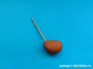 Zsiráf a plasztikákat - egy egzotikus állat, hosszú nyakkal (zsiráf) Zsiráf a plasztikákat - egy egzotikus állat, hosszú nyakú