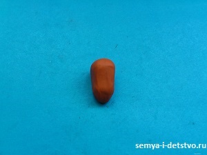 Zsiráf a plasztikákat - egy egzotikus állat, hosszú nyakkal (gyurma) Zsiráf a plasztikákat - egy egzotikus állat, hosszú nyakú