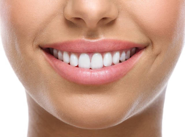 10 egyszerű módszer, hogy egyszerűen távolítja el a lepedéket nélkül egy látogatás a fogorvos!