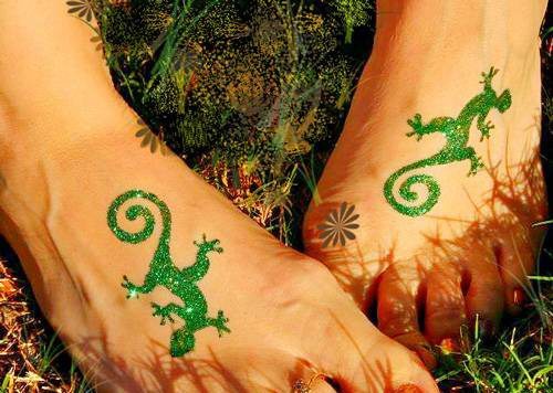 Blesk- tattooing tetoválással vagy csillogás (csillogó) Blesk- tetoválás vagy csillogó tetoválás