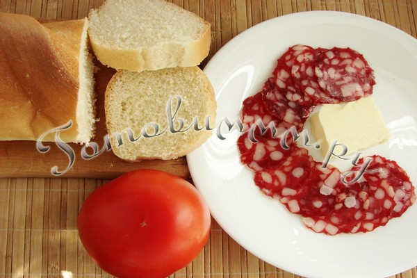 Szendvicsek kolbász (szalámi szendvicsek) Szendvicsek kolbásszal