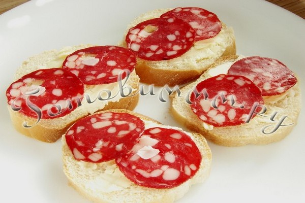 Szendvicsek kolbász (virsli lehet főzni) Szendvicsek kolbásszal