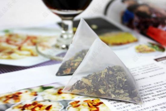 A tea természetes alap jelek, hogyan lehet megkülönböztetni a minőségi termék (szirmok gyümölcsdarabokat) A tea természetes alap jelek, hogyan lehet megkülönböztetni a minőségi termék