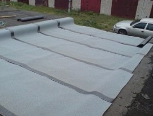 A garázs tető burkolata betonozott egy vagy két lejtők