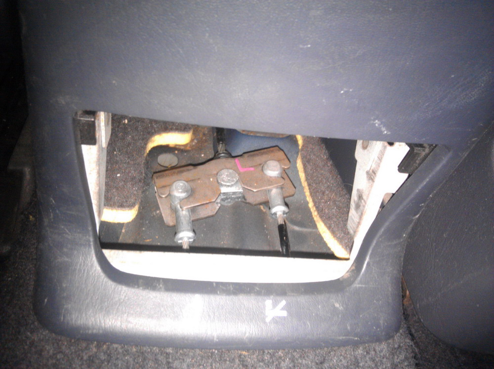 Hogyan húzzuk be a kéziféket Nissan Almera Classic vagy cserélje ki a kábelt (kézifék) Hogyan húzzuk be a kéziféket Nissan Almera Classic vagy cserélje ki a kábelt