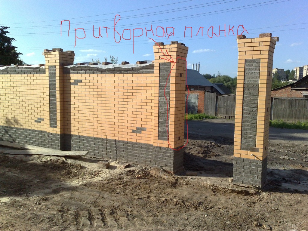 Hogyan építsünk egy kerítés téglából (egy vödör egy vödör cement) Hogyan építsünk egy kerítés téglából