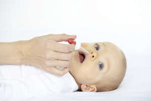 Hogyan készítsünk sóoldat öblíteni az orr a csecsemők és gyermekek otthon