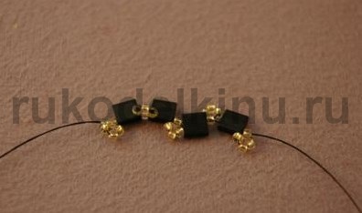 Hogyan készítsünk egy karkötő gyöngyökkel és lapos gyöngyök (gyöngy) Hogyan készítsünk egy karkötő gyöngyökkel és lapos gyöngyök