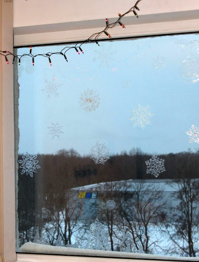 Hogyan lehet díszíteni egy ablak az új évben saját kezűleg