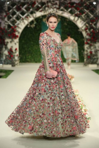 Hogyan válasszuk ki a tökéletes európai menyasszonyi ruha az indiai stílusban, divatos ruha