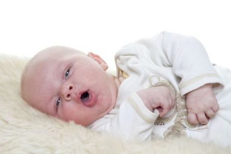Köhögés csecsemők (és anélkül hőmérséklet), mint a kezeletlen, népi jogorvoslati lehetőség van, hogy