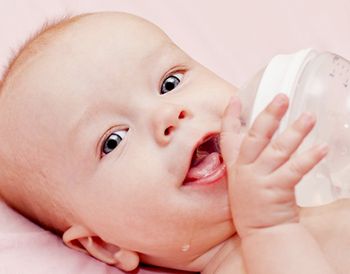 Amikor vizet adó újszülött szoptatás