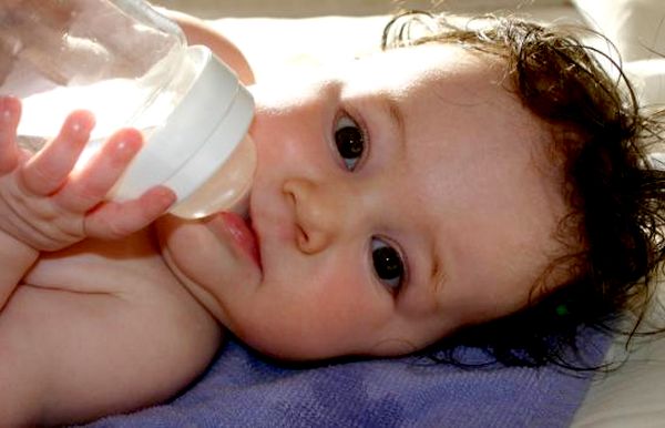 Amikor vizet adó újszülött szoptatás