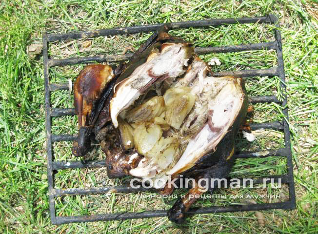 Füstölt töltött csirke hagyma - főzés a férfiak