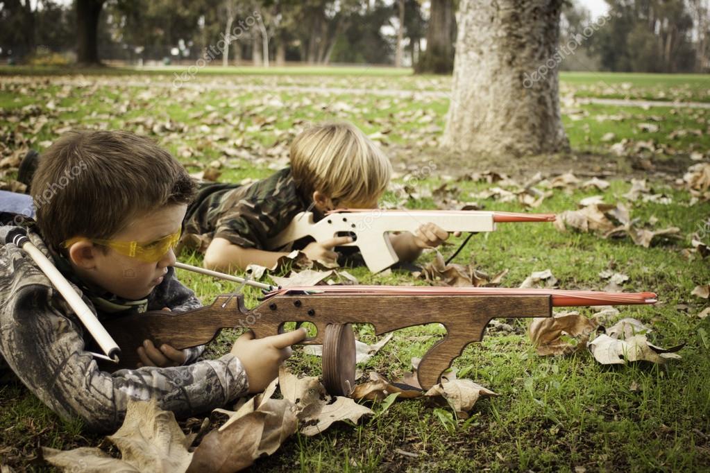 Lehetséges az, hogy a fiúk játszani fegyvereket, vagy hogyan nem kell túl sokáig játszani a „háborús játékok”