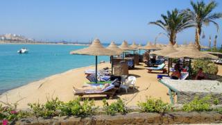 A Hurghada tengerpartján, a támadás egy turista - BBC orosz Szolgálat (turisták) A Hurghada tengerpartján, a támadás egy turista - BBC orosz Service