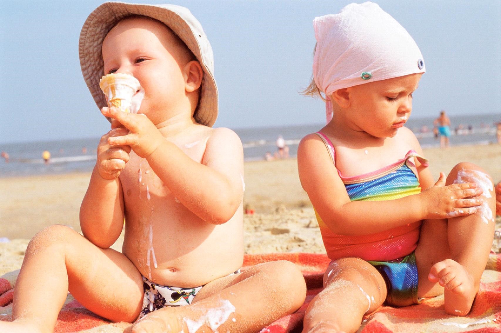 A strandon gyerekekkel tippek szülők számára (gyermek gyermek kölyök strand) A strandon a kisgyermekes szülők ötletek