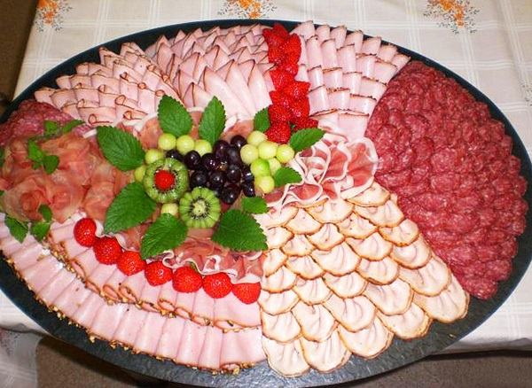 Vágás az ünnepi asztalon (szeletelt) Vágás az ünnepi asztalon