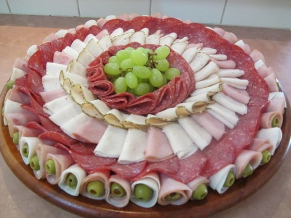 Vágás az ünnepi asztalon (szeletelt) Vágás az ünnepi asztalon