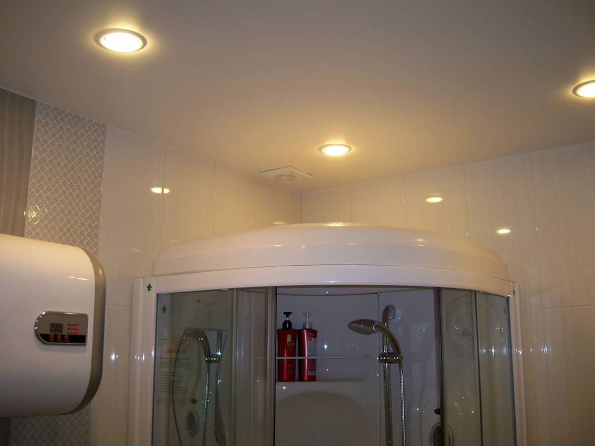 Álmennyezet a fürdőszobában előnyeiről és hátrányairól szoba, egy fotó design a WC-vel, vélemények, videók (álmennyezet a fürdőszobában előnyeiről és hátrányairól) Álmennyezet a fürdőszobában előnyeiről és hátrányairól szoba, egy fotó design a WC-vel, vélemények, videók