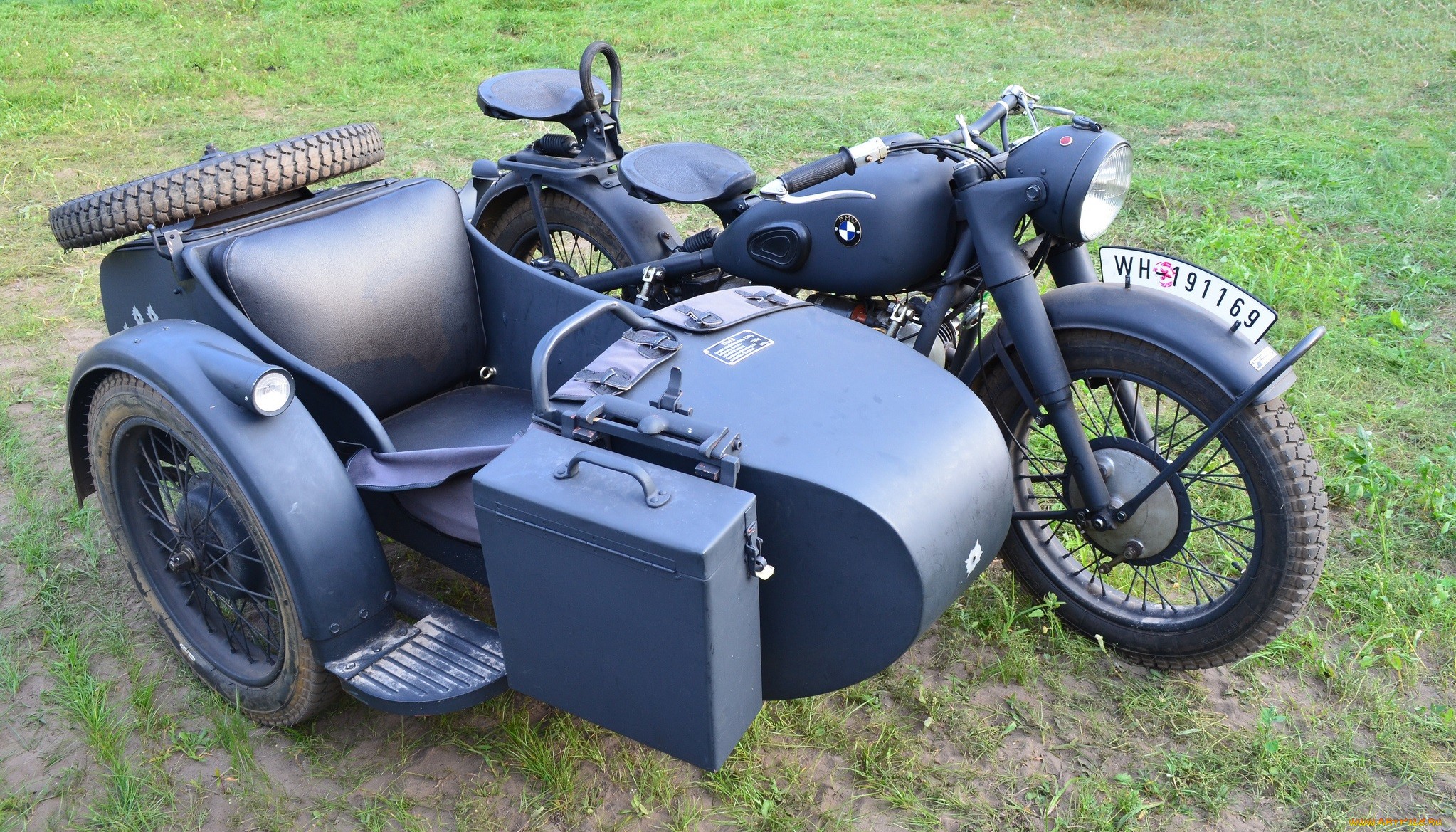 Tartalmaz egy motorkerékpár oldalkocsis (motorkerékpár) Tartalmaz egy oldalkocsis motorkerékpár