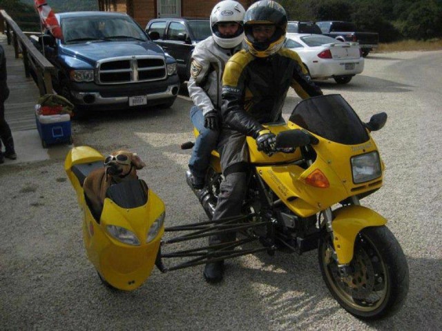 Tartalmaz egy motorkerékpár oldalkocsis (segéd) Tartalmaz egy oldalkocsis motorkerékpár