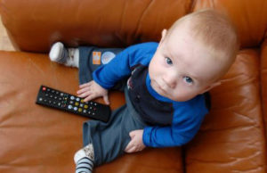 Miért nem lehet TV-t nézni a babák
