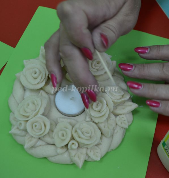Gyertyatartó sós tésztát a kezét rózsák