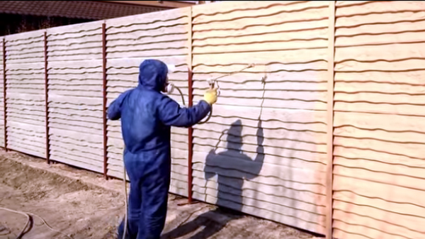 Festés beton kerítés kezével fotó