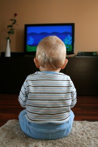 A gyermek és a TV-t vagy kárt gyerekek