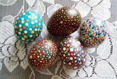 Festés Húsvéti tojások a kezüket (kéz) Festés Húsvéti tojások a kezüket