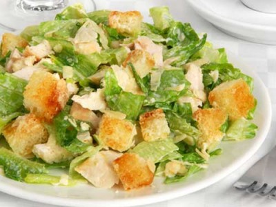 Saláta „Caesar” csirkével és krutonnal, néhány, a legjobb receptek